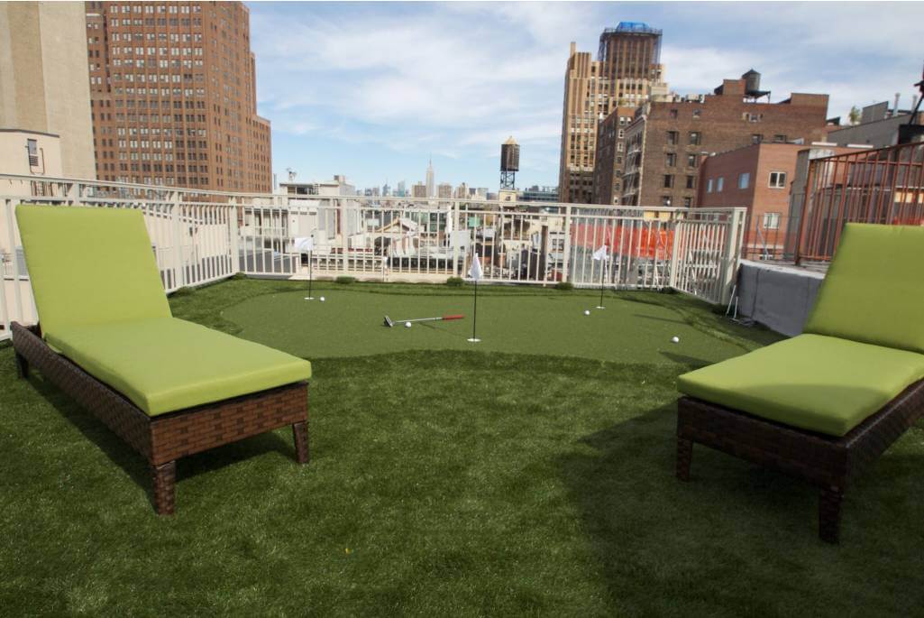 Putting green on commercial artificial grass rooftop