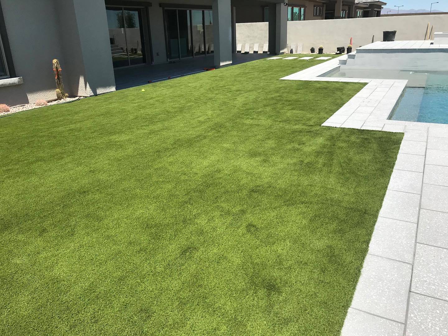 Backyard artificial grass lawn from SYNlawn