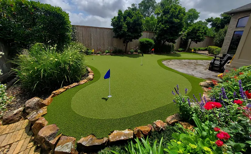 Backyard golf green with blue flag from SYNLawn