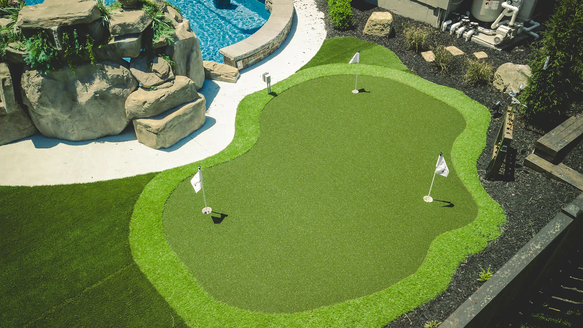 backyard-putting-green-synlawn-indiana backyard putting green synlawn indiana